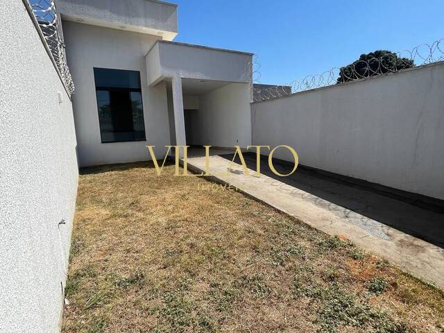 #2400 - Casa para Venda em Aparecida de Goiânia - GO - 1